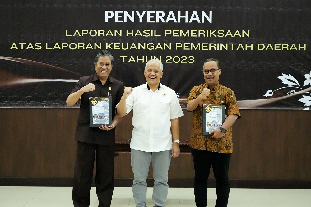 Wali Kota Magelang dr Muchamad Nur Aziz dan Ketua DPRD Budi Prayitno saat menerima LHP dari BPK RI.