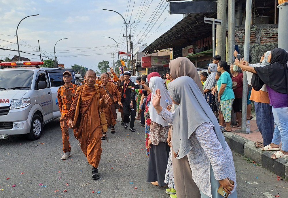 Perjalanan biksu Thudong saat perayaan Hari Waisak tahun lalu. Mereka akan bermalam di Kelenteng Liong Hok Bio Magelang sebelum menuju Candi Borobudur.