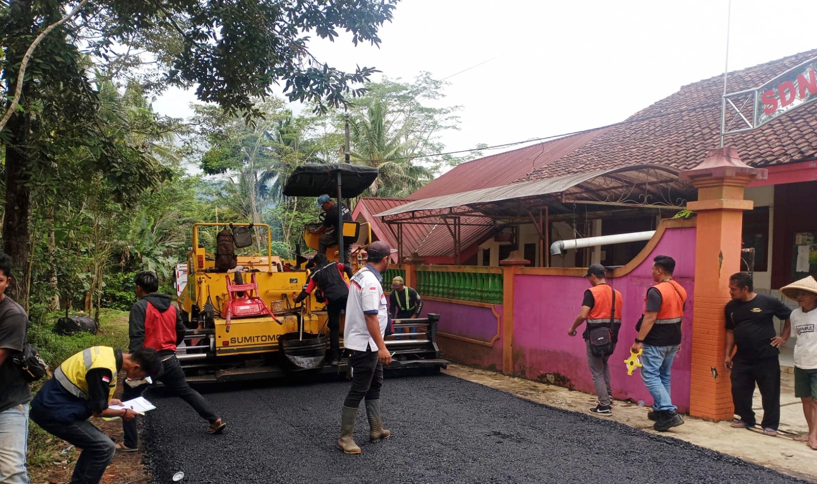 Petugas tengah memperbaiki jalan alternatif Kaliwiro-Wadaslintang via Desa Medono tahun 2023 lalu. Pemkab Wonosobo memprioritaskan pembangunan infrastruktur termasuk perbaikan jalan.
