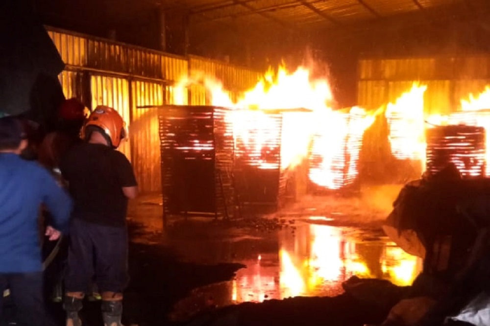 Petugas Damkar Kabupaten Semarang tengah melakukan pemadaman pabrik briket di Jalan Wr Supratman No 11, Beji, Kecamatan Ungaran Timur, Kabupaten Semarang terbakar, Jumat (10/5/2024) malam.