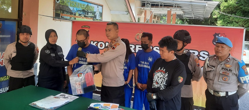 Kapolsek Bandungan Iptu Jarot Dri Handoko saat gelar perkara kasus penggelapan dan penipuan sepeda motor Vespa Piaggio bernopol B 3949 UFM milik Bayu Saputro, warga Dusun Krajan, Bandungan.