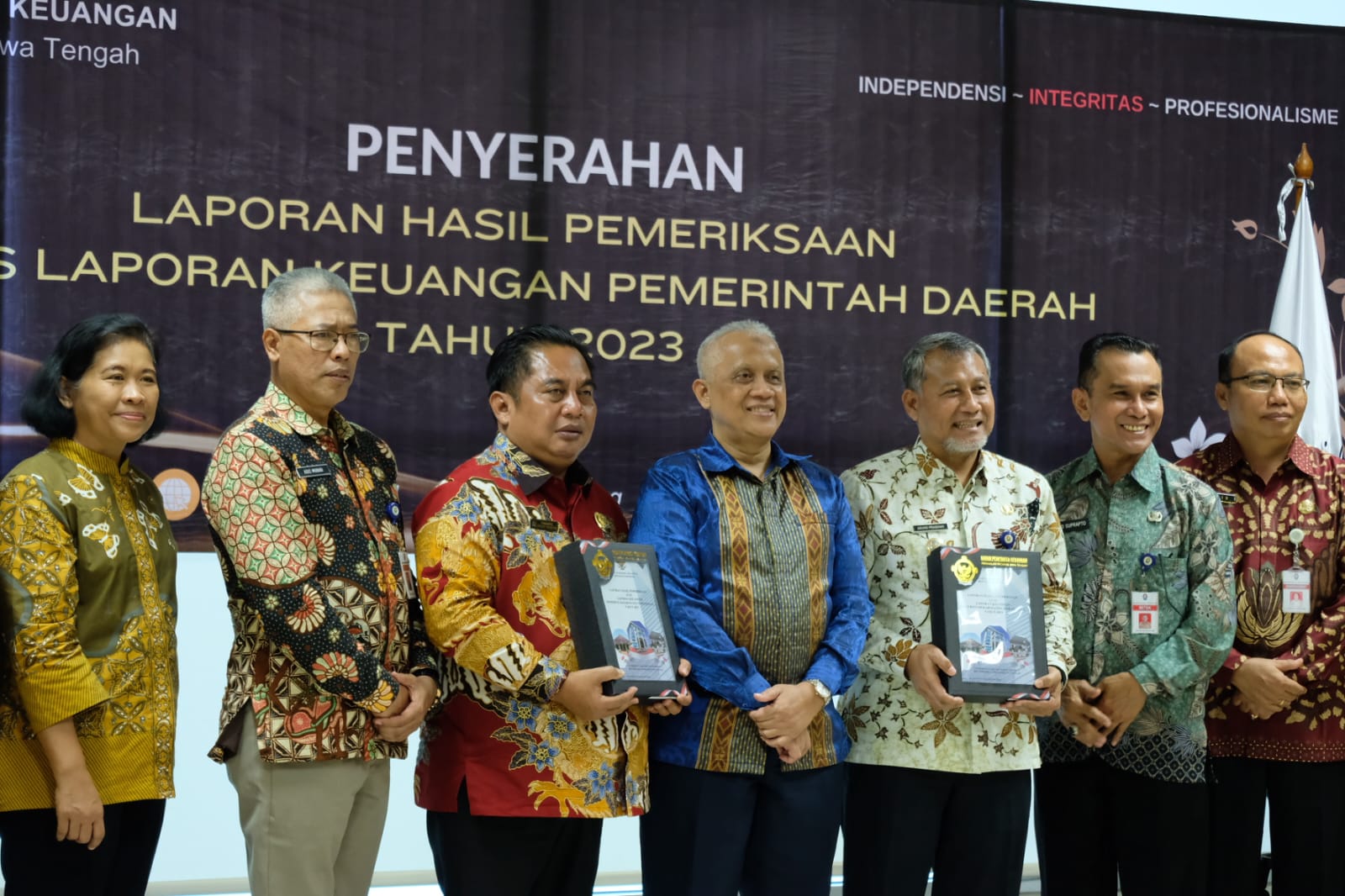 Pj Bupati Temanggung Hary Agung Prabowo (tiga dari kanan) dan Ketua DPRD Yunianto (tiga dari kiri) menerima hasil LKPD 2023 di kantor BPK RI Jateng di Semarang.
