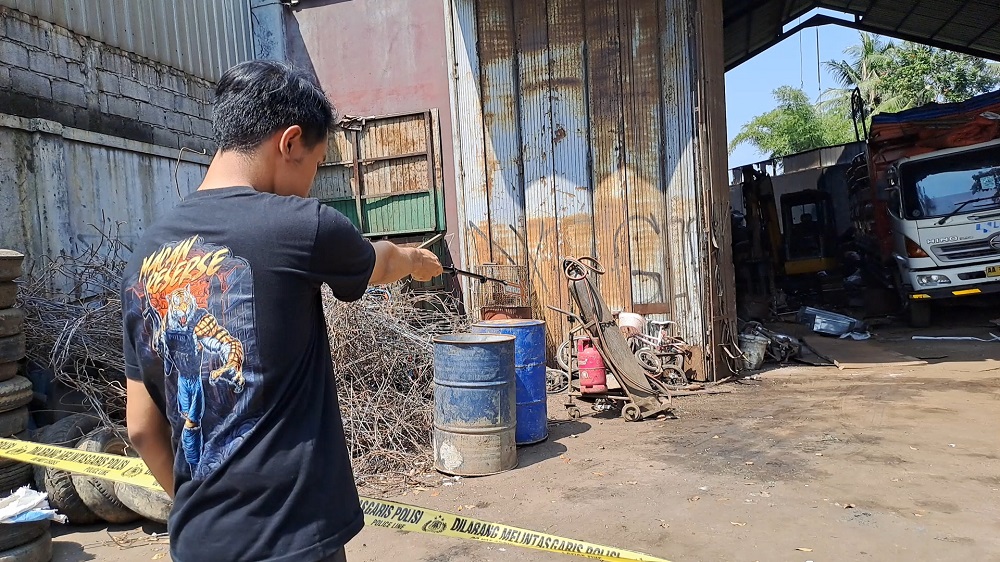 Tim Inafis menunjukkan temuan mortir di sebuah gudang rosok di Jalan Magelang-Jogjakarta, Muntilan, Kabupaten Magelang, Selasa (14/5/2024)