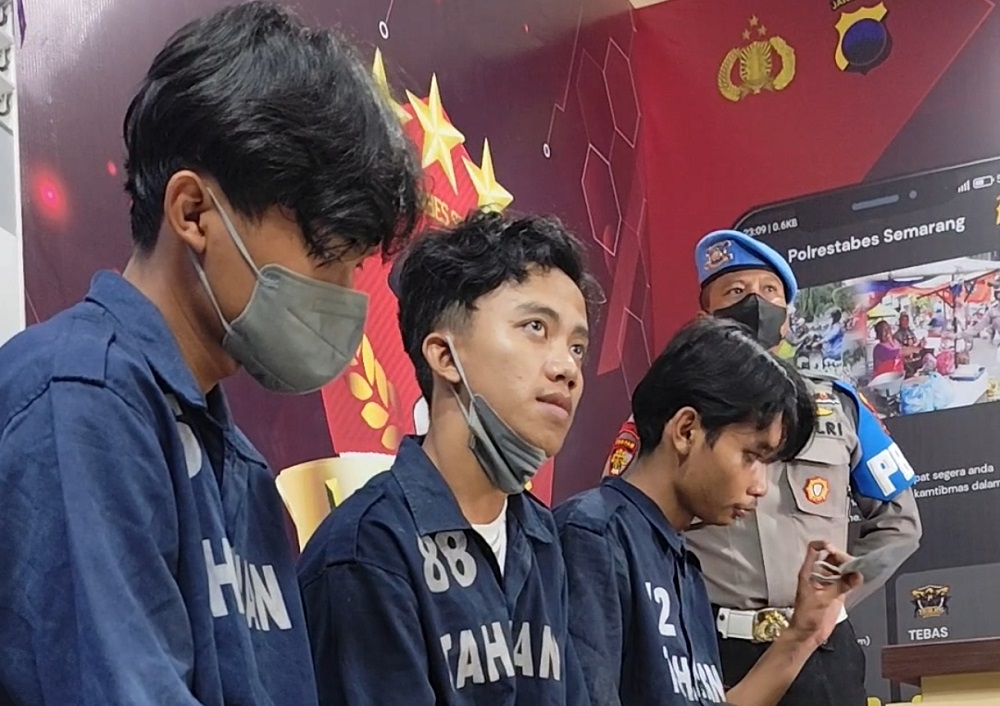 Tiga dari empat pelaku yang diamankan oleh anggota Satreskrim Polrestabes Semarang dan Reskrim Polsek Genuk di rumah masing-masing karena terlibat tawuran antar gengster.