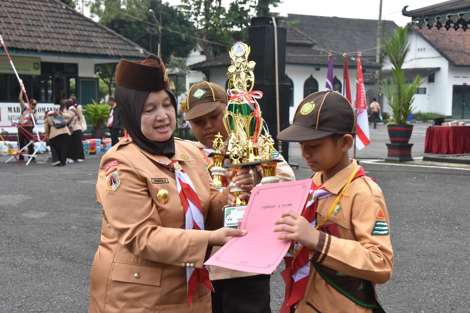 Bunda Chusniatul Albar menyerahkan penghargaan bagi pemenang dalam Pesta Siaga di halaman Pendopo Kabupaten, Selasa (14/5).