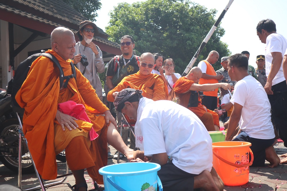 Warga umat Buddha membasuh kaki para Bikkhu Thudong sebagai penyambutan di Kabupaten Semarang.