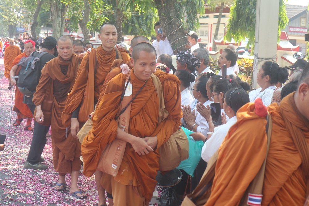 Bikkhu Thudong disambut antusias warga di Ungaran, Kabupaten Semarang, Kamis (16/5/2024)