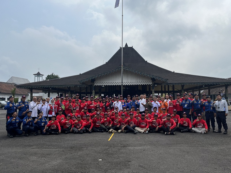 Sebanyak 70 relawan kebakaran Kabupaten Wonosobo usai dilantik  di Pendopo Selatan.