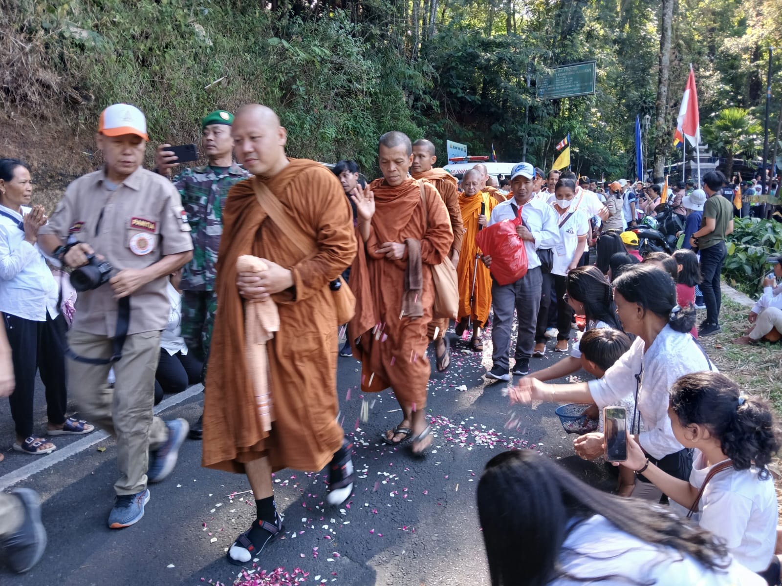 Warga Temanggung menyambut kedatangan Biksu Thudong dari Kabupaten Semarang masuk ke wilayah Temanggung, Jumat (17/5/2024) di Desa Kalimanggis, Kaloran.