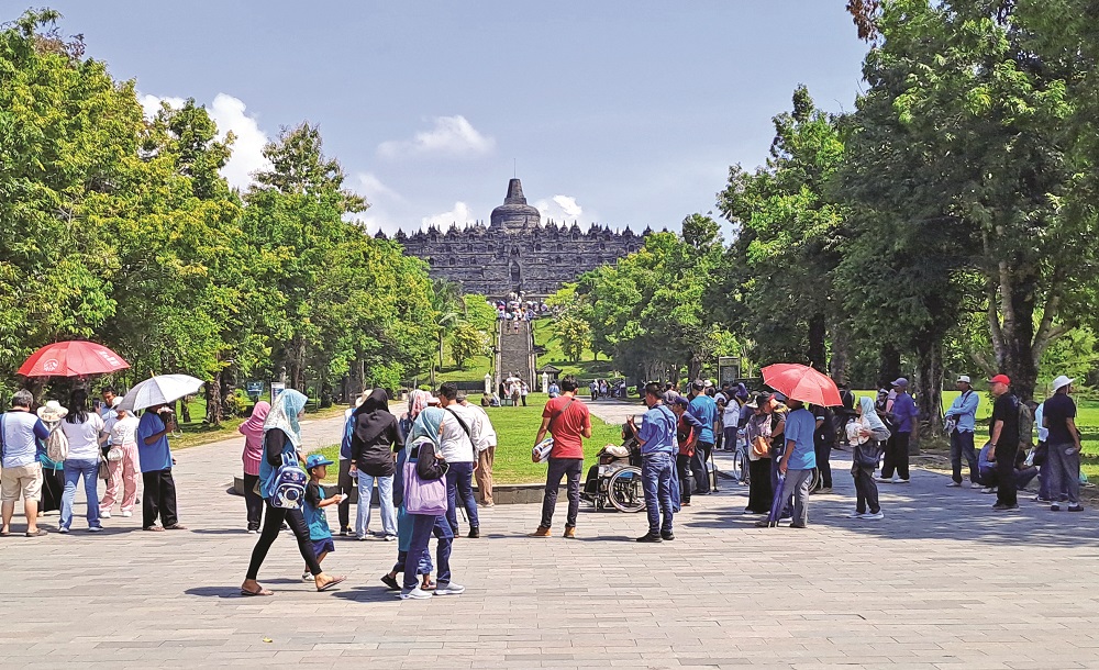 Pengunjung Taman Wisata Candi Borobudur di hari libur, Minggu (19/5/2024).