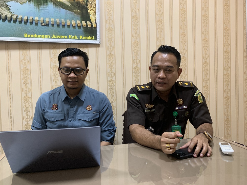 Kasi Pidsus Sigit Muharram bersama Kasi Intel Kejari Kendal Langgeng Prabowo saat menyampaikan hasil putusan Kades Gebang Nur Kholis.