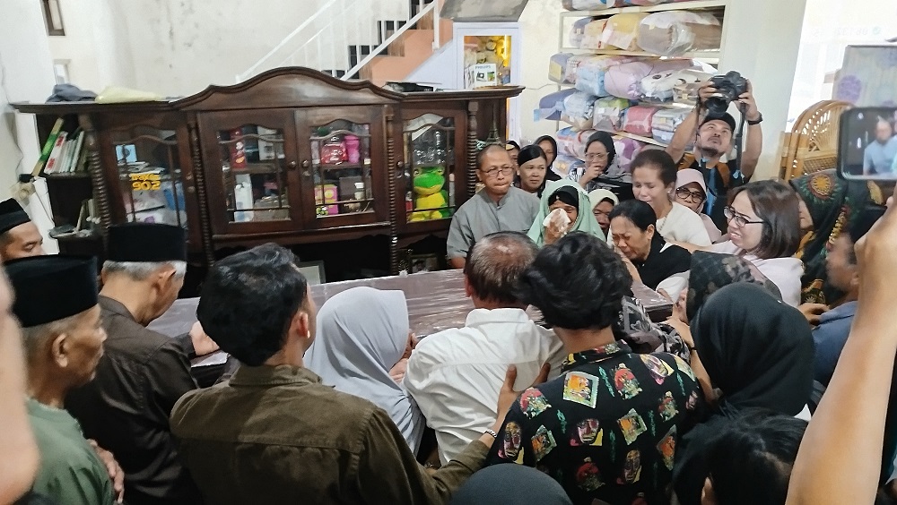 Kedatangan jenazah Kapten Pilot Pulu Darmawan di rumah duka Desa Jetis, Kecamatan Bandungan, Kabupaten Semarang disambut tangis pihak keluarga.