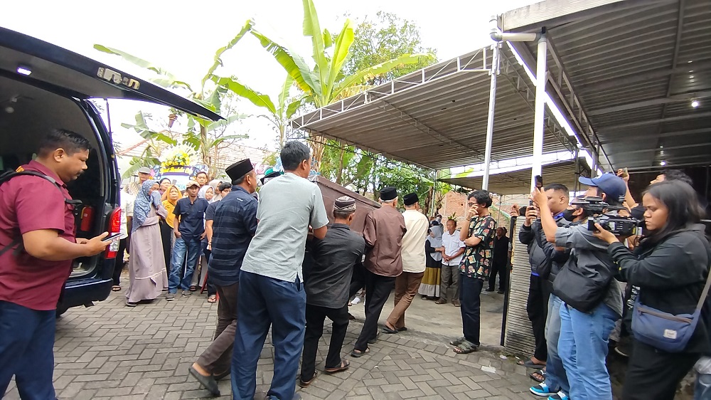 Kedatangan jenazah Kapten Pilot Pulu Darmawan di rumah duka Desa Jetis, Kecamatan Bandungan, Kabupaten Semarang disambut tangis pihak keluarga.
