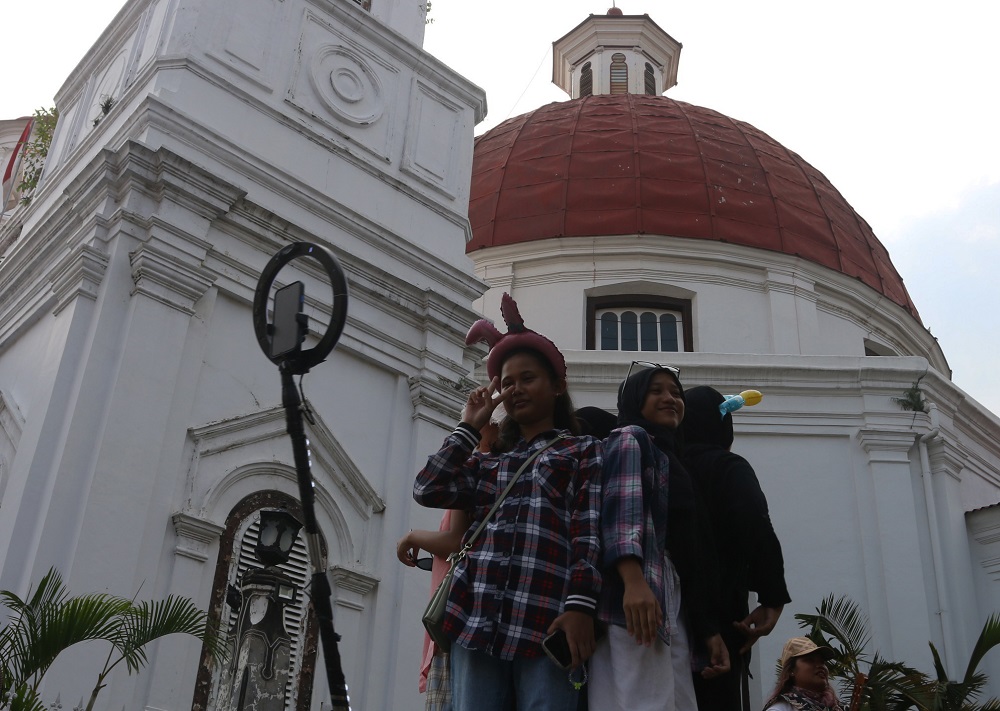 Sejumlah remaja bergaya dengan kamera 360 derajat di Kota Lama Semarang yang sering menjadi salah satu jujukan wisata pelajar dari berbagai daerah.