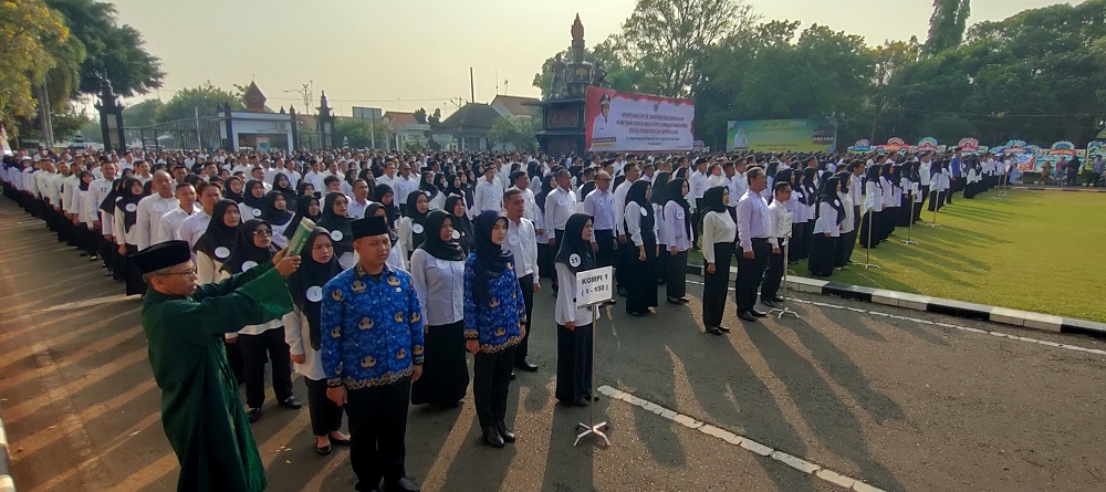 Ribuan ASN di Kabupaten Batang mengikuti apel untuk penerimaan SK sebagai simbol pengangkatan.
