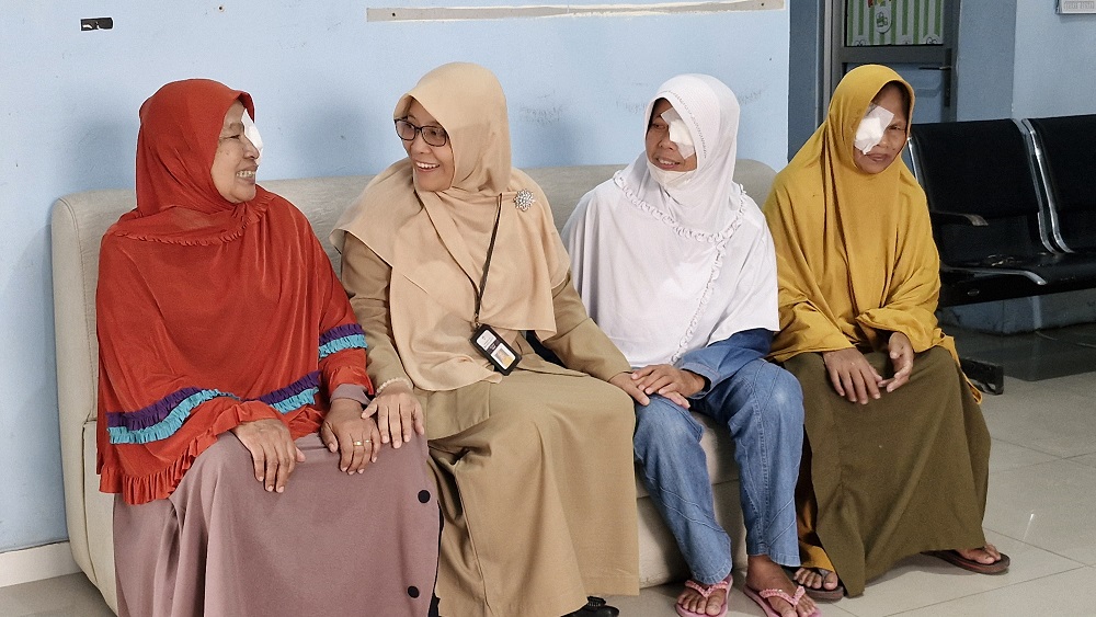 Dokter Susini Rangkai Sari berbincang dengan pasien operasi katarak gratis, Senin (20/5/2024).