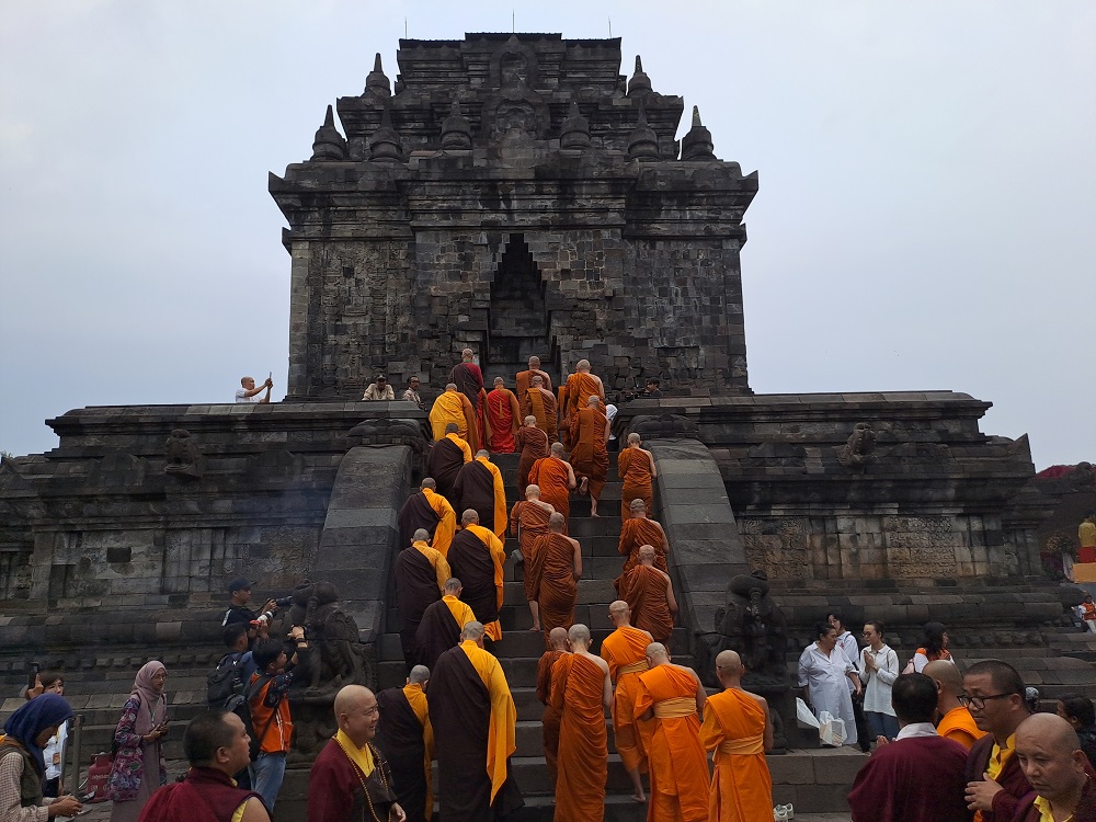 Air suci yang sudah tiba di Candi Mendut dibawa para biksu untuk pradaksina sebelum disemayamkan, Rabu (22/5/2024)