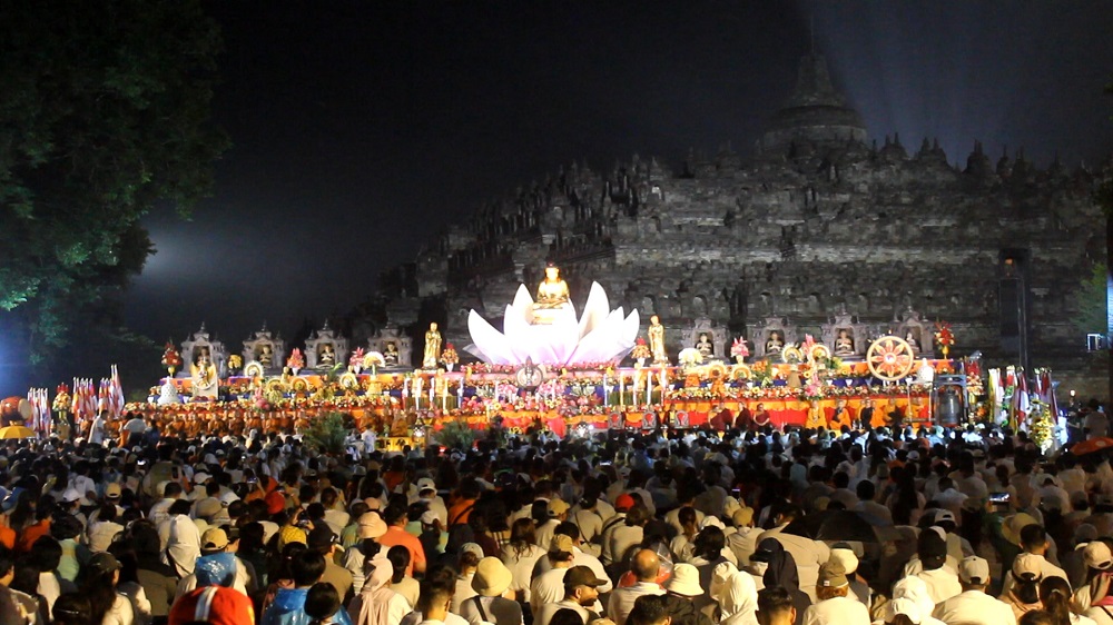 Malam detik-detik Waisak 2568 B.E/2024 yang dilaksanakan di Pelataran Candi Agung Borobudur, Kabupaten Magelang pada Kamis (23/5/2024) malam berlangsung khidmad.