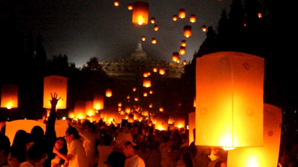 Ribuan lampion hiasi langit Candi Borobudur, Kabupaten Magelang pada malam detik-detik Waisak 2568 B.E/2024, Kamis (23/5/2024) malam.