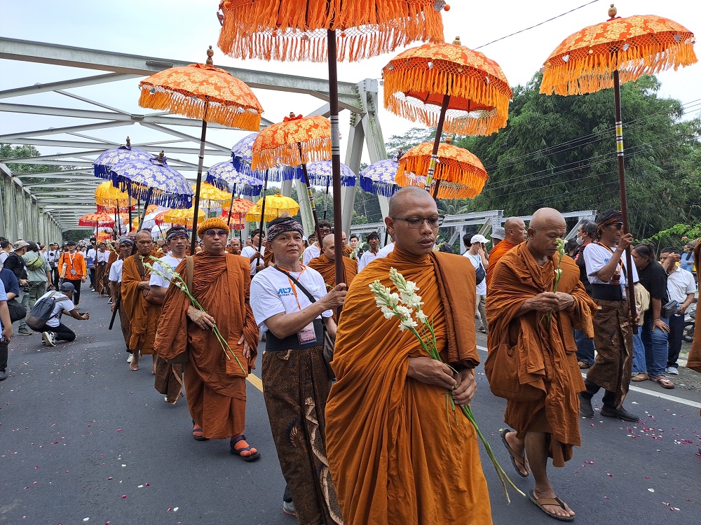 Puluhan ribu umat Buddha dari seluruh Indonesia tampak antusias mengikuti prosesi arak-arakan dari Candi Mendut menjelang Candi Borobudur, Kabupaten Magelang