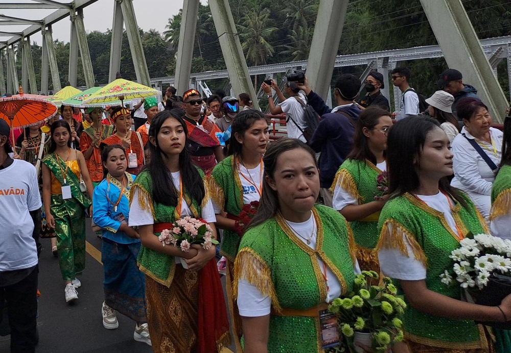 ROFIK SYARIF/ JAWA POS RADAR MAGELANG  Puluhan ribu umat Buddha dari seluruh Indonesia tampak antusias mengikuti prosesi arak-arakan dari Candi Mendut menjelang Candi Borobudur, Kabupaten Magelang