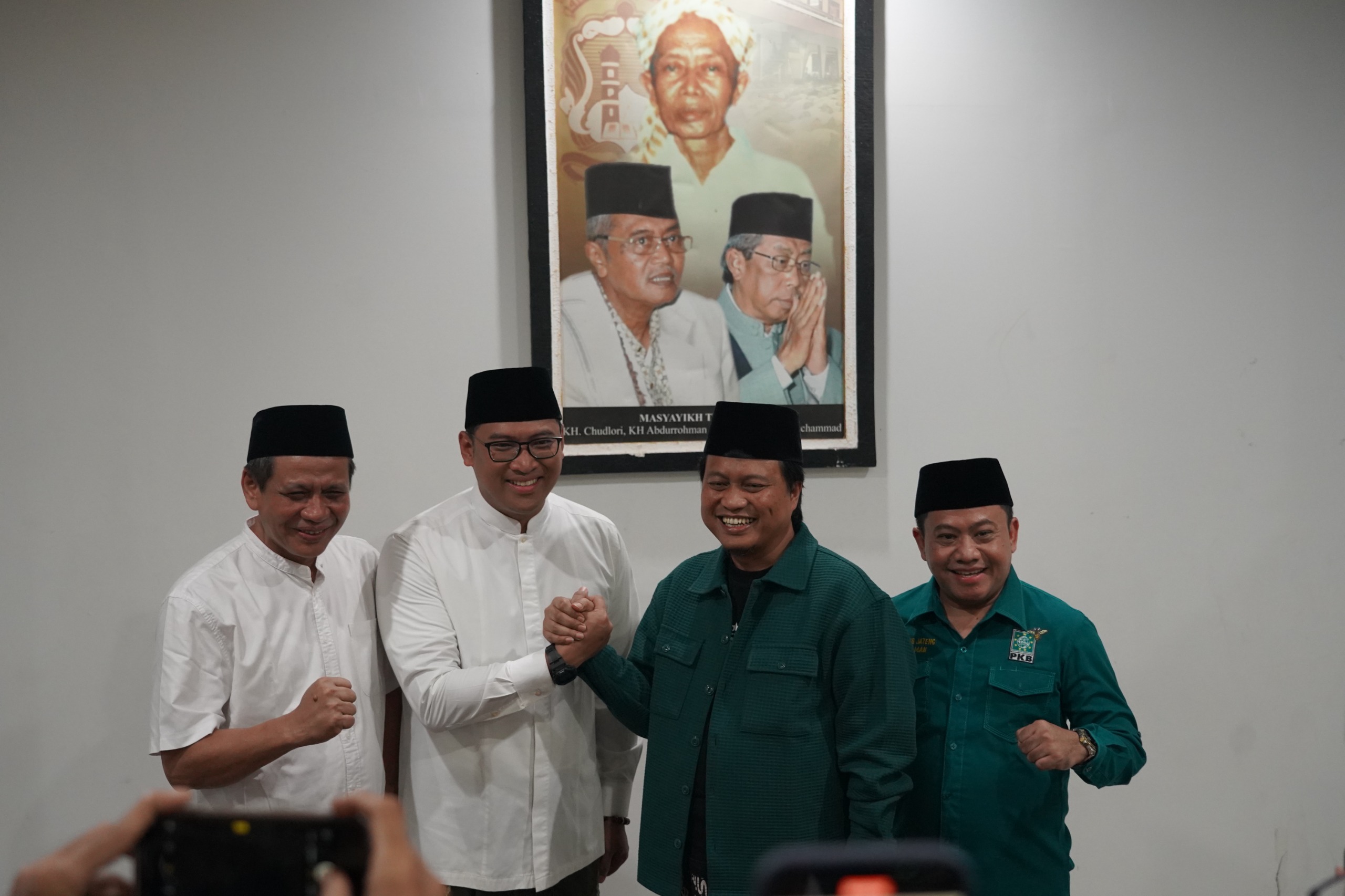 Gus Yusuf didampingi Sukirman (kanan) menerima kunjungan Ketua DPD Partai Gerindra Jawa Tengah, Sudaryono di Ponpes API Tegalrejo, Rabu (22/5/2024).