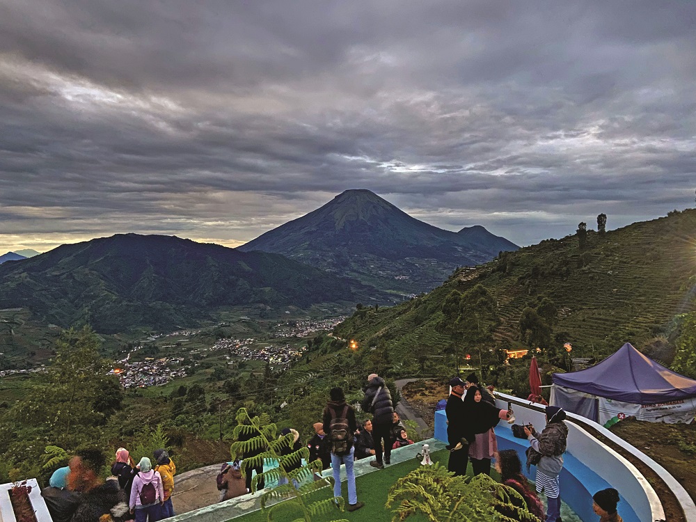 Jumlah kunjungan wisatawan yang datang ke Bukit Sikunir, Dieng, Kabupaten Wonosobo selama libur Panjang hari Waisak mengalami kenaikan hingga 50 persen dibanding hari biasa.
