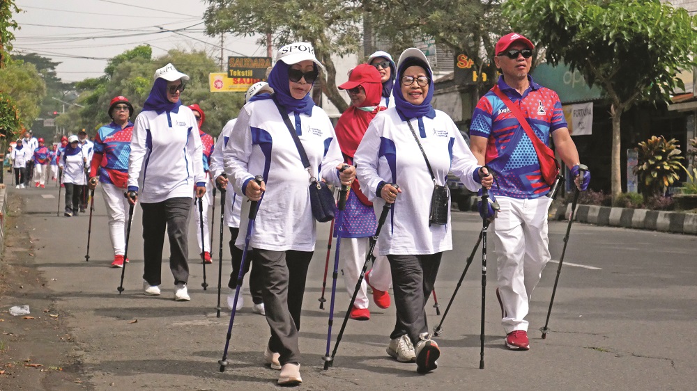 Peserta jalan nordik menempuh rute sekitar1,5 km di Kota Temanggung, Sabtu (25/5/2024).