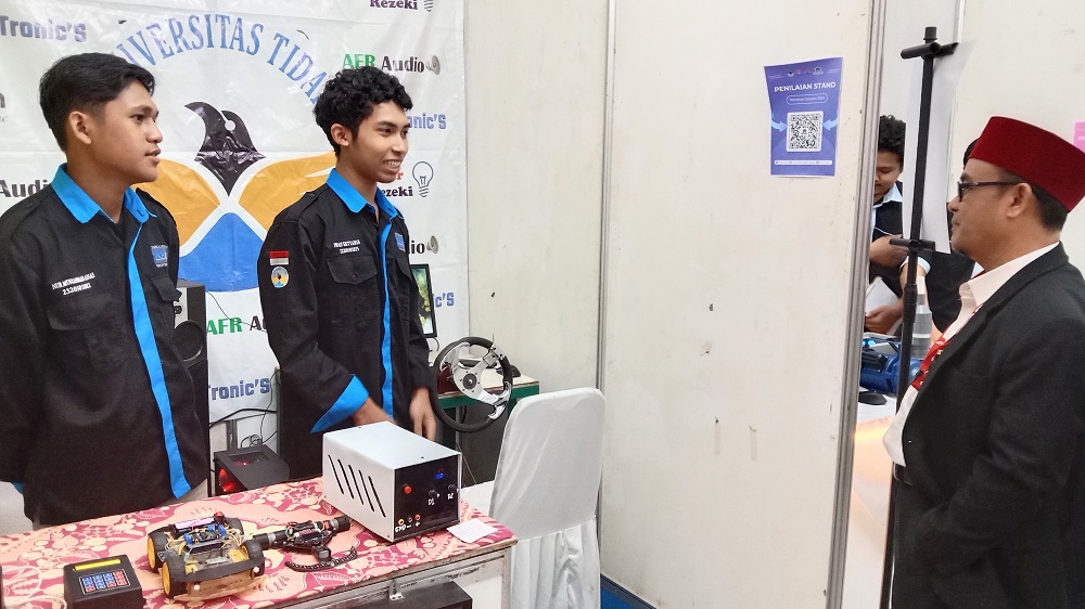 Rektor Universitas Tidar Prof Dr  Sugiyarto mengapresiasi kegiatan pameran Paramasakti di GKU H.R. Suparsono kampus setempat, Senin (27/5/2024).