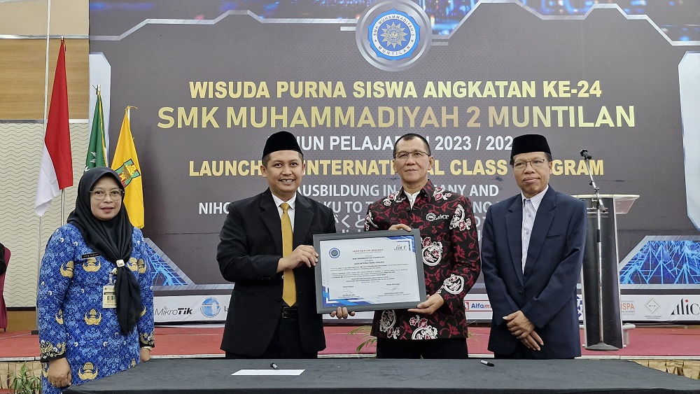 Kepala Seksi SMK Cabang Dinas Pendidikan Wilayah 8 Provinsi Jawa Tengah Titik Nur&rsquo;aini (kiri) dan Kepala SMK Muhammadiyah 2 Muntilan Untung Supriyadi menunjukkan piagam kerja sama