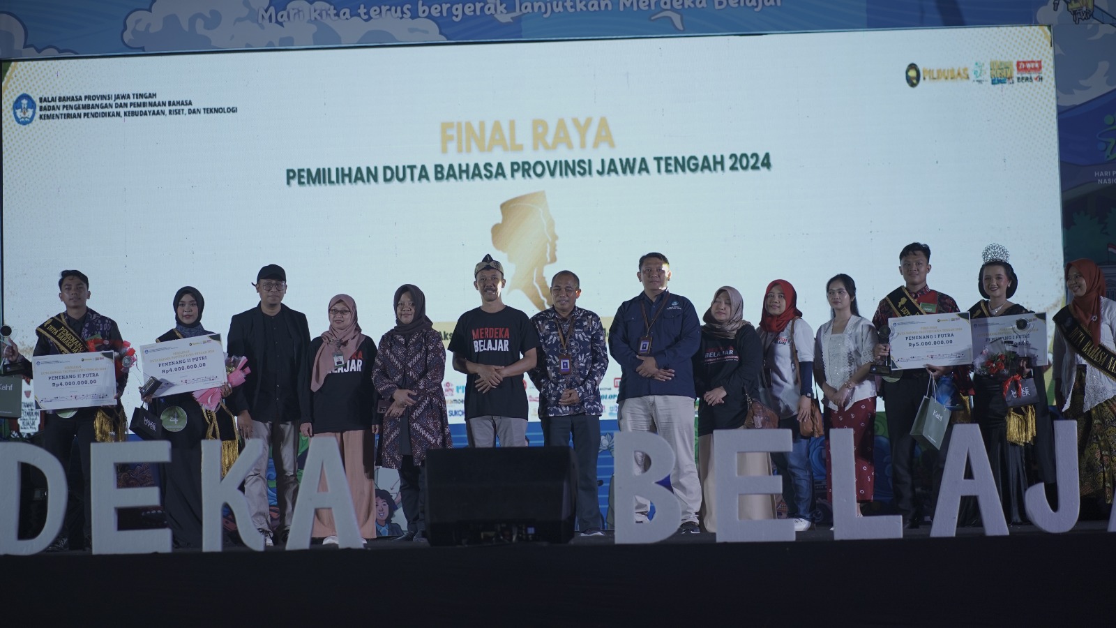 Balai Bahasa Provinsi Jawa Tengah menyelenggarakan Final Raya Pemilihan Duta Bahasa Provinsi Jawa Tengah Tahun 2024 di Taman Aksobya Candi Borobudur, Magelang, pada 24&mdash;26 Mei 2024.