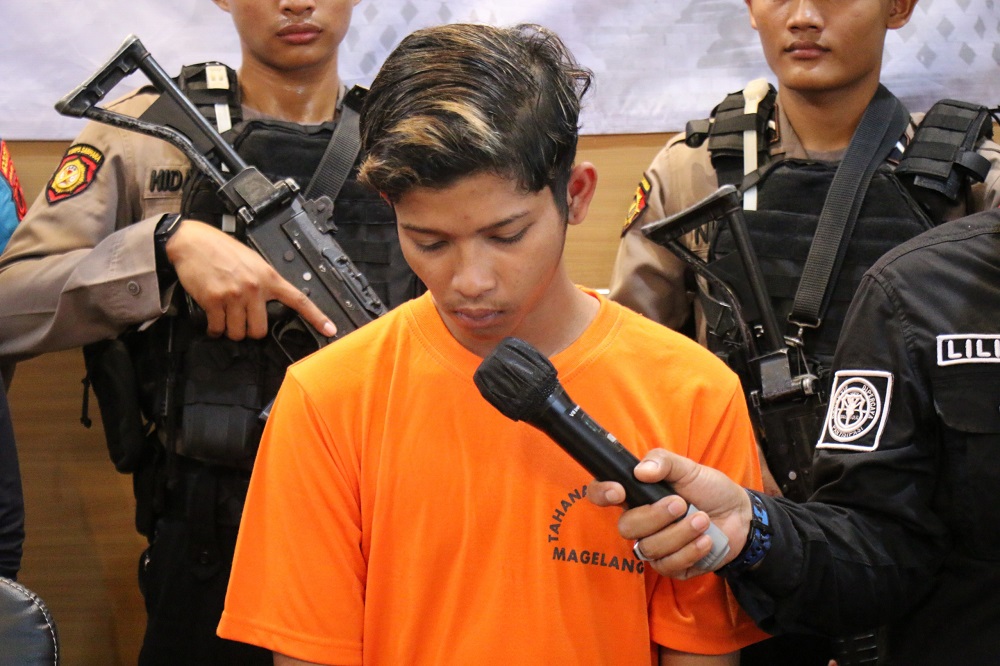 Salah satu pelaku, EC, 18, dihadirkan langsung saat konferensi pers di Mapolresta Magelang, Selasa (28/5/2024).