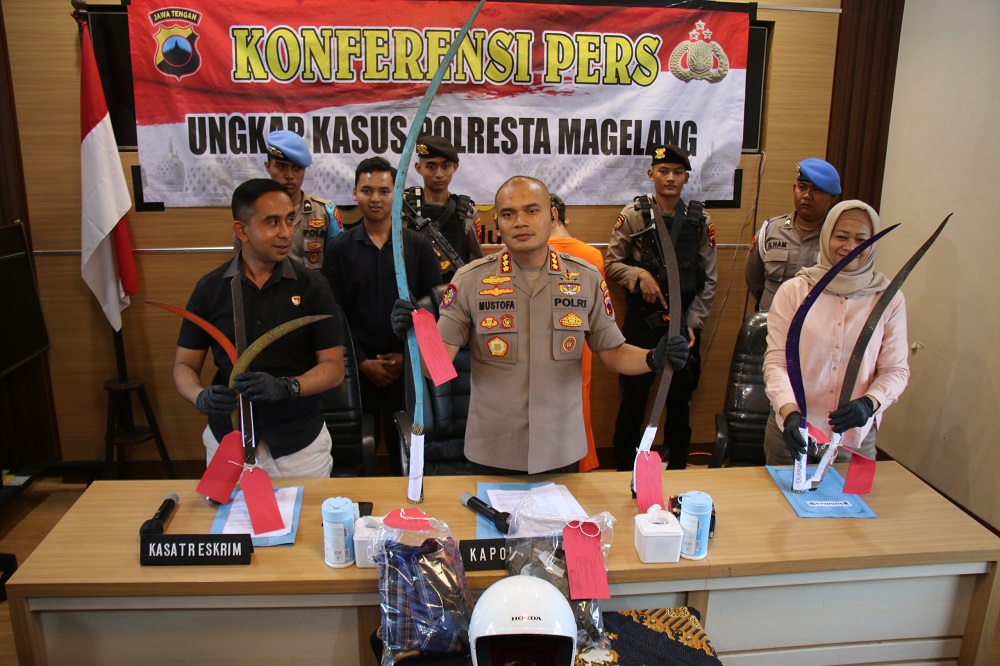 Kapolresta Magelang Kombes Pol Mustofa menunjukkan barang bukti senjata tajam jenis celurit panjang.