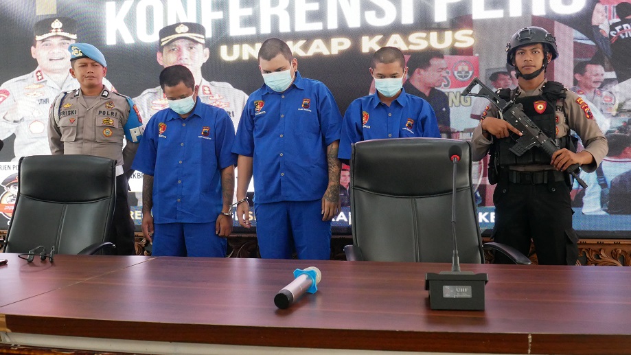 Tiga tersangka perkelahian di Desa Nguwet, Kecamatan Kranggan, Kabupaten Temanggung dalam gelar perkara di Polres Temanggung, Senin (27/5/2024).
