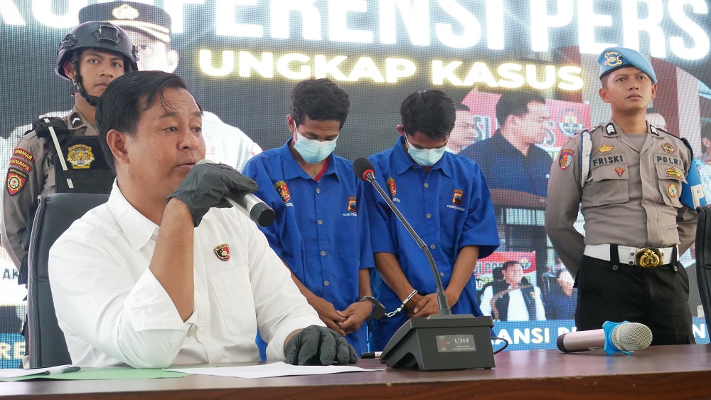 Kasat Reskrim Polres Temanggung AKP Budi Raharjo menunjukkan dua tersangka penipuan S dan P saat gelar perkara di Mapolres Temanggung.