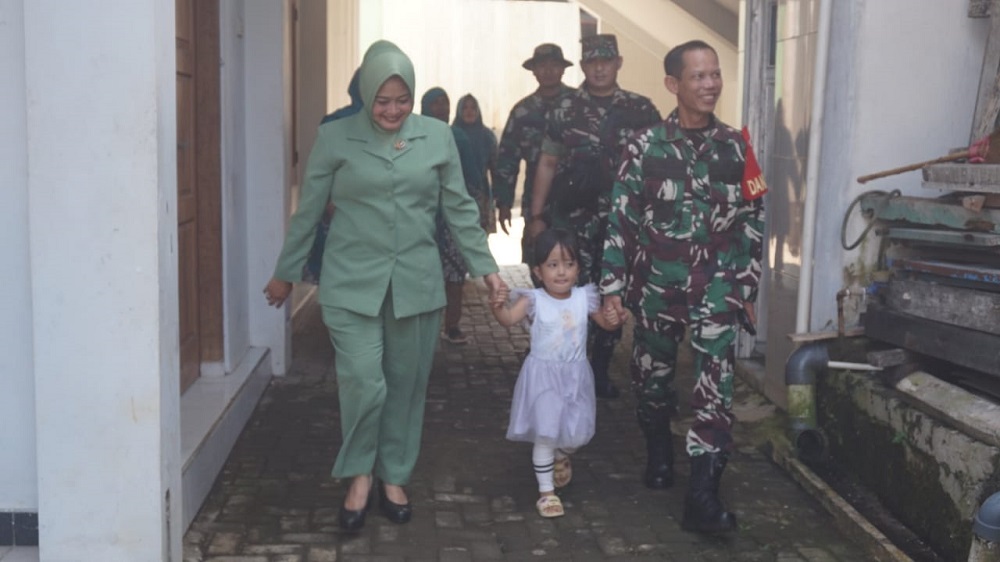 Komandan Kodim 0707 Wonosobo Letkol Inf Helmy dan istri saat melakukan pemantauan TMMD anak stunting di Desa Timbang, Leksono, Kabupaten Wonosobo.