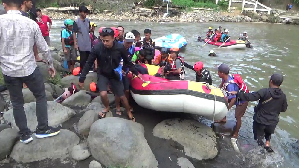 Tim Basarnas Unit Siaga Borobudur saat mengevakuasi santri asal Ponpes Darul Falah Klaten yang tenggelam di Sungai Elo, Kabupaten Magelang, Rabu (29/5/2024).