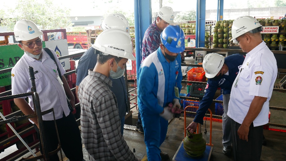 Tim meteorologi Dinkopdag Kabupaten Temanggung melakukan pengecekan berat gas elpiji 3 kilogram di SPBE Kedu, Temanggung, Rabu (29/5/2024) siang.