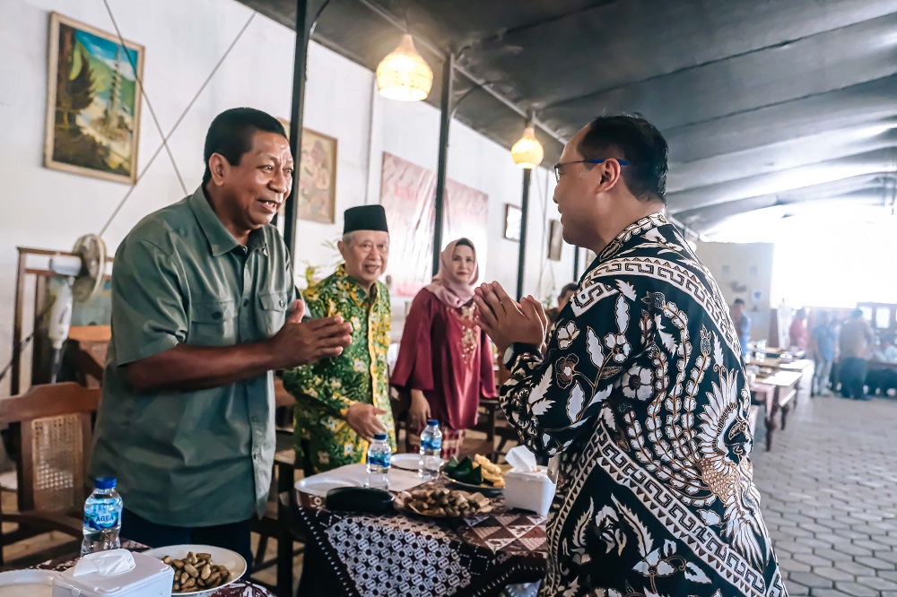 Wali Kota Magelang dr Muchamad Nur Aziz dan mantan Wali Kota Magelang Sigit Widyonindito saling menyapa saat silaturahmi Pesona Purna Karya.