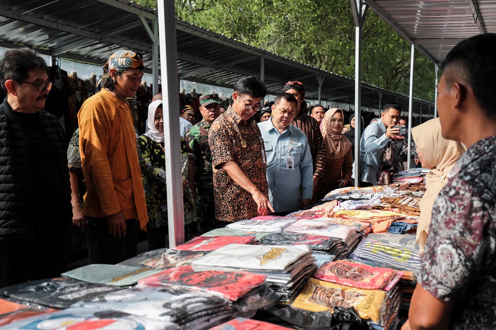 Pj Bupati Magelang Sepyo Achanto saat mengecek pedagang kerajinan di lapak sementara sebelum dipindahkan di Kampung Seni Borobudur di Dusun Kujon, Kecamatan Borobudur, Kabupaten Magelang.