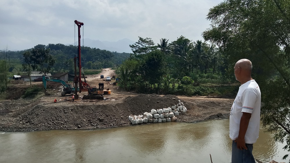 Warga setempat menyaksikan proses pembangunan jembatan Ngembik, Magelang Utara, Kota Magelang, Kamis (30/5/2024).