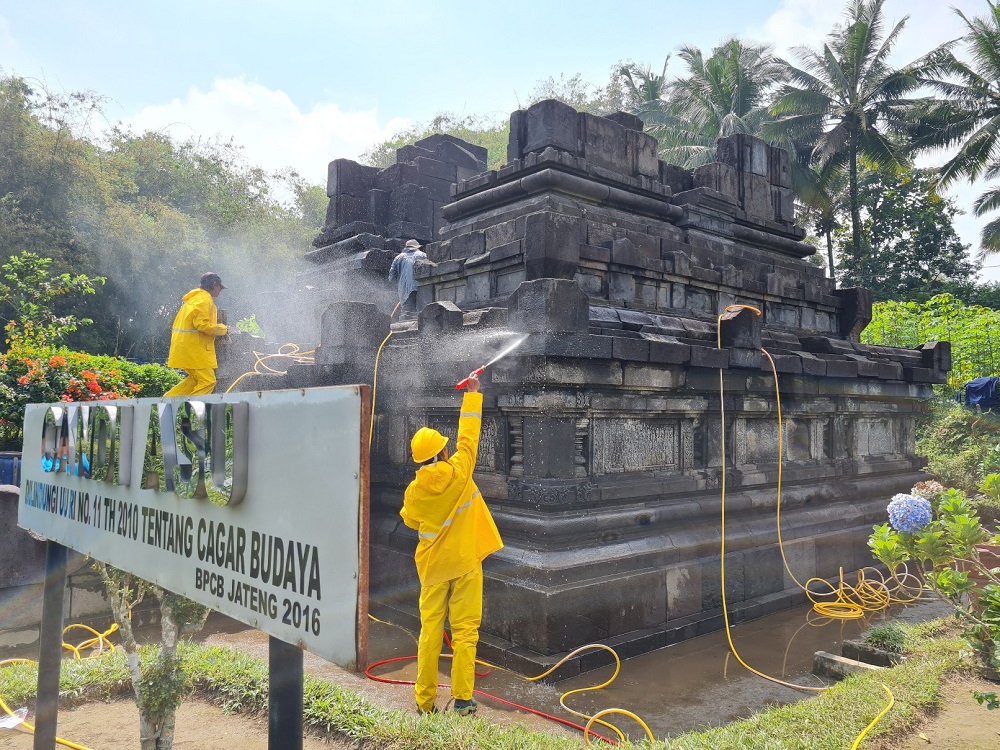 Konservasi Candi Asu di Desa Sengi, Kecamatan Dukun, Kabupaten Magelang, Jumat (31/5/2024).