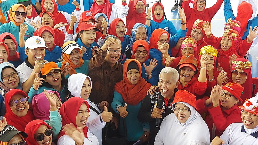 Wali Kota Magelang dr Muchamad Nur Aziz berfoto bersama warganya yang sedang mengikuti Festival Kormi Kota Magelang 2023 diikuti oleh berbagai Inorga, di GOR Samapta, Minggu, (6/8/2023) lalu.