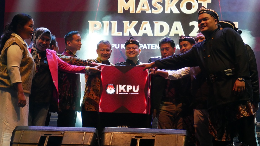 Ketua KPU Kabupaten Temanggung Henry Sofyan Rois bersama Pj Bupati Hary Agung Prabowo dan Forkompimda melaunching maskot dan jingle Pilkada Temanggung 2024, Sabtu (1/6/2024) malam.