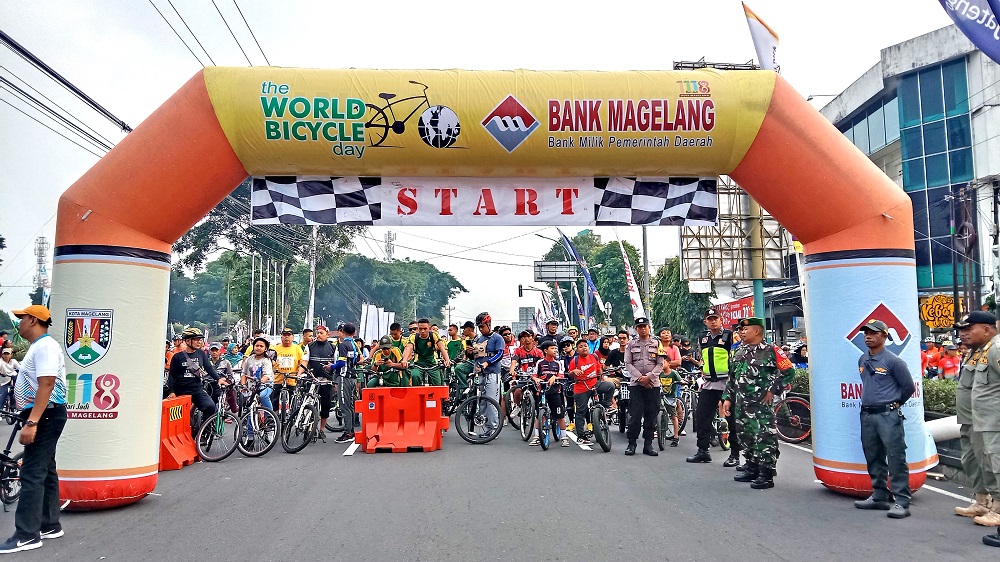 Ribuan pesepeda dari berbagai daerah mengikuti gowes di Alun-alun Kota Magelang, Minggu (2/6/2024).