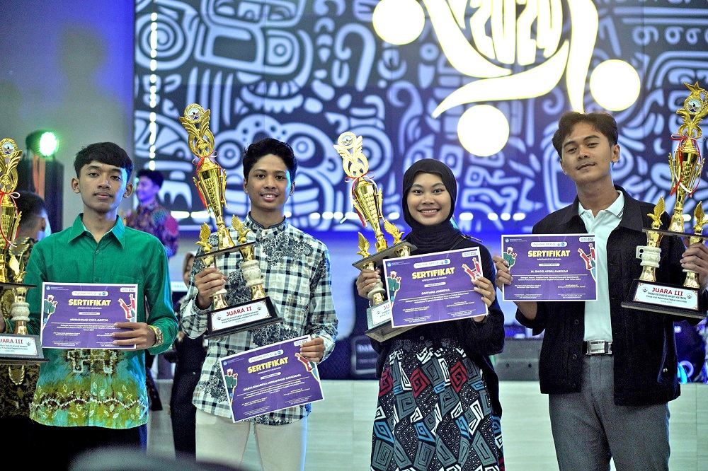 Mahasiswa berprestasi Untidar terima penghargaan yang diinisiasi oleh Bidang Kemahasiswaan Universitas Tidar berkolaborasi dengan Badan Eksekutif Mahasiswa Keluarga Mahasiswa (BEM KM), Sabtu (1/6/2024