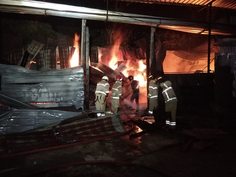Personel Damkar Kabupaten Temanggung melakukan pemadaman kebakaran di ruang kedi milik UD Sumber Lancar, Sabtu (1/6/2024).