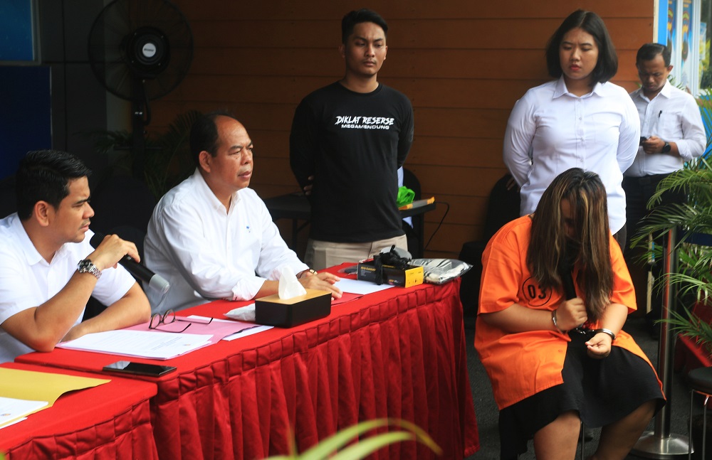 Tersangka Devi Anjula yang menjadi mucikari pijat plu-plus di Jalan Kanguru Raya, Gayamsari, Kota Semarang saat gelar perkara di Mapolretabes Semarang, Senin (3/6/20