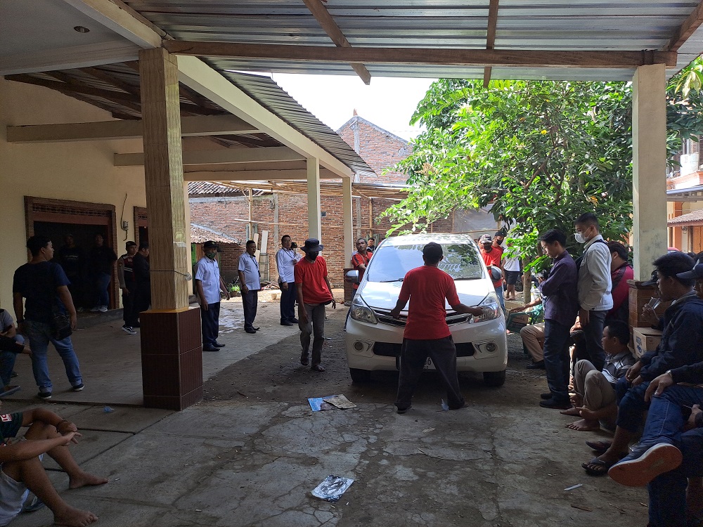 Proses eksekusi rumah di Dukuh Kurahan RT 02 RW 03, Desa Borobudur, Kecamatan Borobudur, Kabupaten Magelang yang dilakukan petugas PN Mungkid, Senin (3/6/2024).
