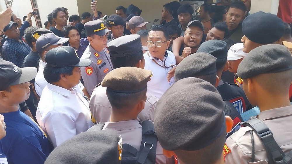 Proses eksekusi rumah di Dukuh Kurahan RT 02 RW 03, Desa Borobudur, Kecamatan Borobudur, Kabupaten Magelang yang dilakukan petugas PN Mungkid, Senin (3/6/2024).